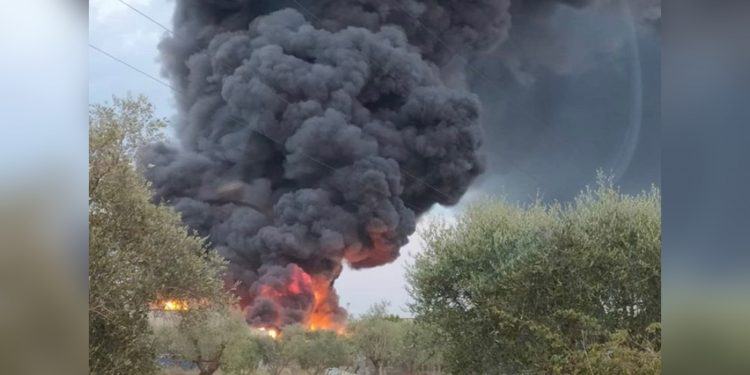 Incendio in una fabbrica ad Aprilia: densa nube nera in cielo, aria irrespirabile VIDEO