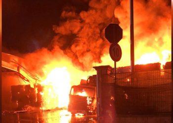 Incendio in una fabbrica ad Aprilia: densa nube nera in cielo, aria irrespirabile VIDEO