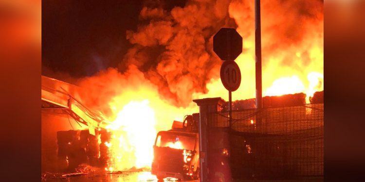 Incendio in una fabbrica ad Aprilia: densa nube nera in cielo, aria irrespirabile VIDEO