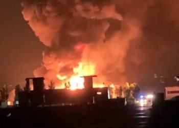 Nube di fumo per incendio ad Aprilia, il sindaco Terra: “Chiudete le finestre”