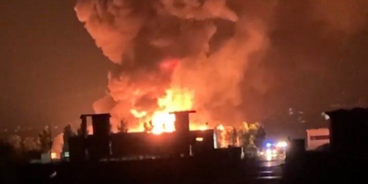 Nube di fumo per incendio ad Aprilia, il sindaco Terra: “Chiudete le finestre”