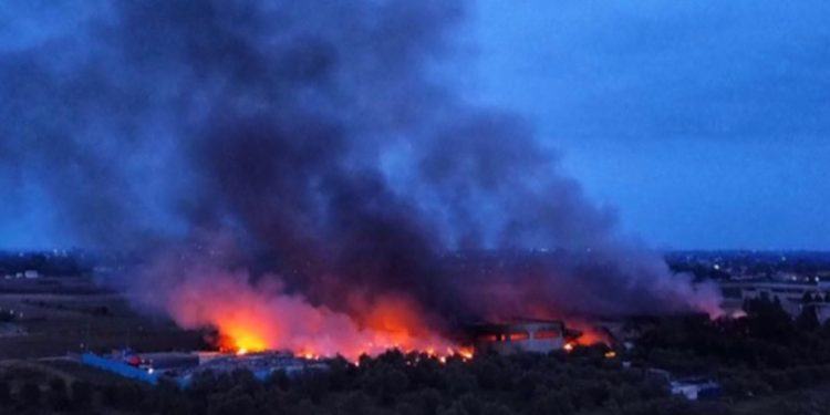 Aprilia, l’azienda Loas è di nuovo in fiamme: ecco l’ordinanza del sindaco VIDEO