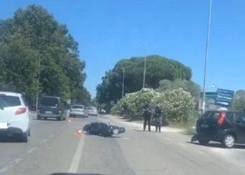 Auto e scooter si scontrano su via del Lido a Latina: un ferito VIDEO