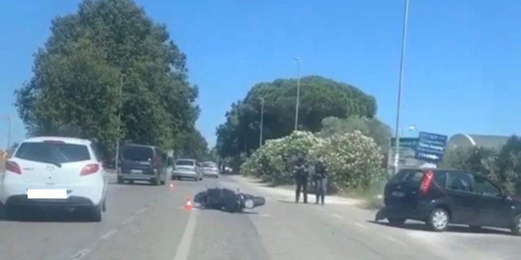 Auto e scooter si scontrano su via del Lido a Latina: un ferito VIDEO