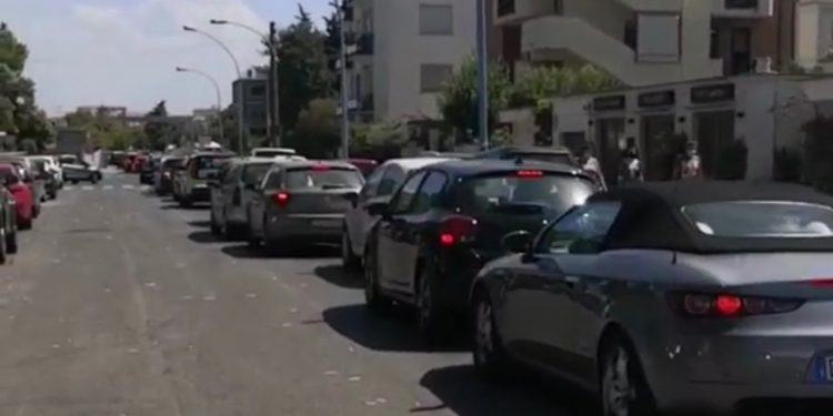 Latina: fila chilometrica per fare tampone al drive-in del Goretti