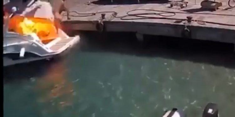 Motoscafo in fiamme a Ponza, ecco il momento dell’esplosione VIDEO