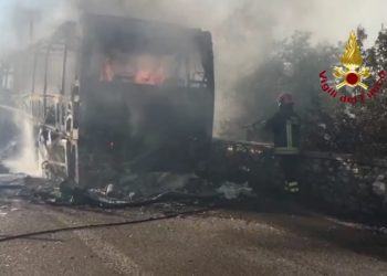 Autobus Cotral in fiamme a Priverno, l’intervento dei Vigili del fuoco VIDEO