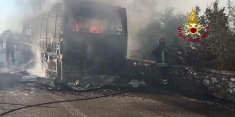 Autobus Cotral in fiamme a Priverno, l’intervento dei Vigili del fuoco VIDEO