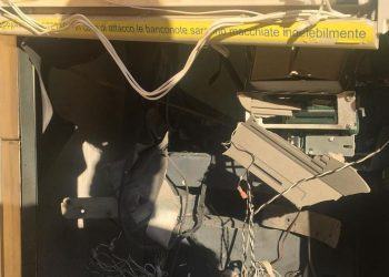 Latina, boato nella notte: ladri fanno saltare postamat ma le banconote vengono macchiate