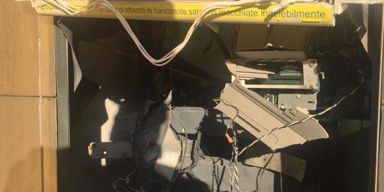 Latina, boato nella notte: ladri fanno saltare postamat ma le banconote vengono macchiate