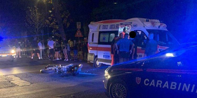 Violento schianto auto-moto in viale Mazzini a Latina, centauro vola sull’asfalto: è grave