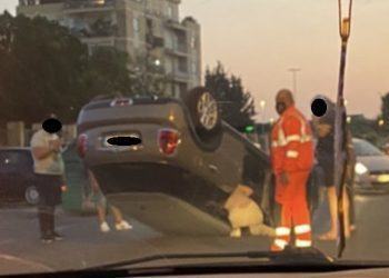 Latina, perde il controllo dell’auto e si ribalta in via Botticelli