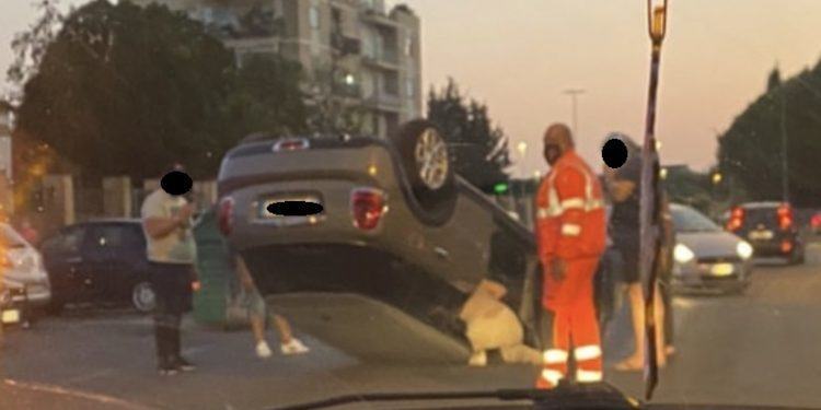 Latina, perde il controllo dell’auto e si ribalta in via Botticelli