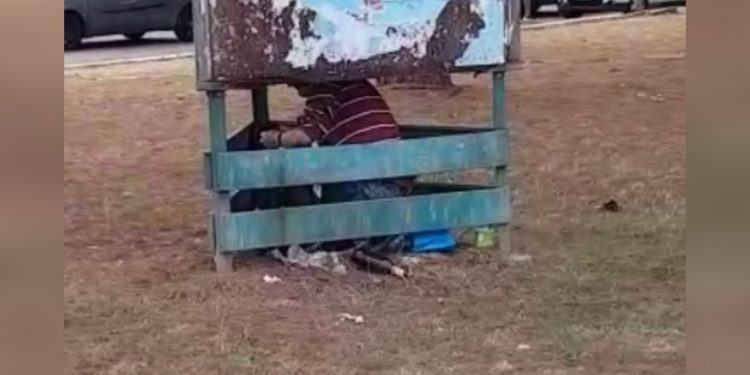 Auto in fila per il tampone al Goretti, ma c’è qualcuno che si buca davanti a tutti VIDEO