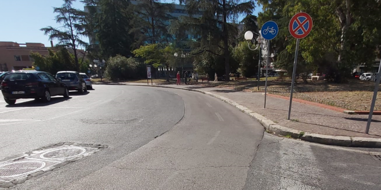Latina, pista ciclabile in centro abbandonata: “Ennesima dimostrazione di una giunta inefficiente”
