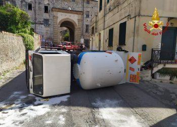 Autocisterna con 2mila litri di Gpl si ribalta in pieno centro a Terracina