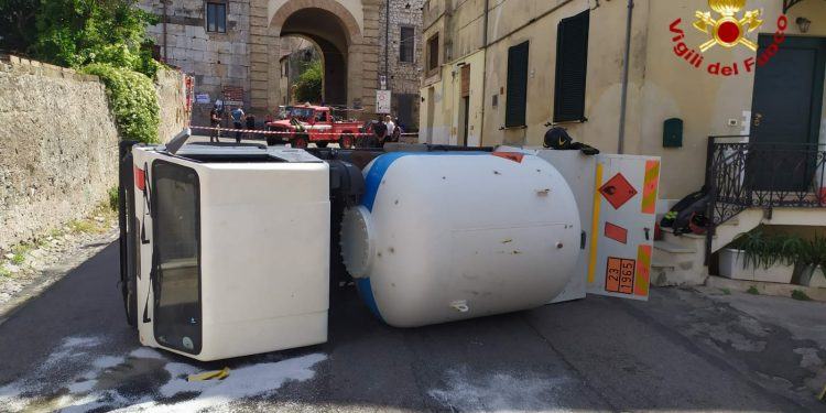 Autocisterna con 2mila litri di Gpl si ribalta in pieno centro a Terracina