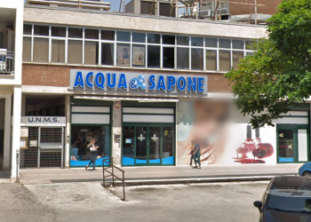 Latina, furto nella notte da “Acqua & Sapone”: i ladri entrano bucando il muro