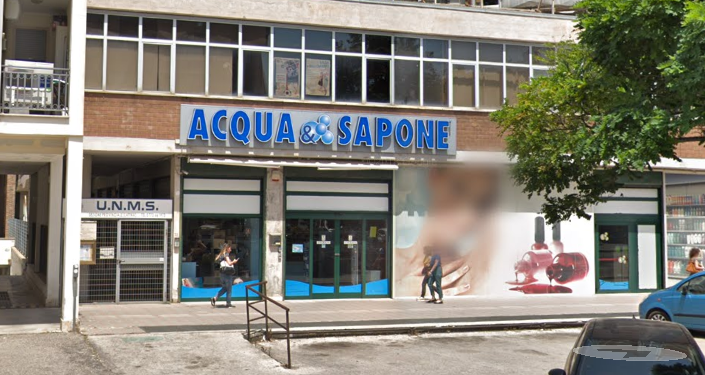 Latina, furto nella notte da “Acqua & Sapone”: i ladri entrano bucando il muro