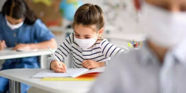 Latina, bambini obbligati a tenere la mascherina anche in classe: ecco gli effetti dell’ordinanza