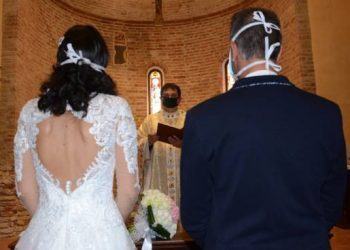 Latina, sposo positivo al Covid dopo la cerimonia di nozze: cento persone in isolamento