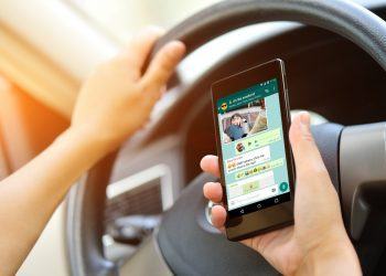 Distratta dal cellulare investe anziana sulle strisce: denunciata 43enne pontina