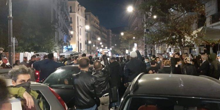 De Luca annuncia il lockdown per la Campania: cittadini in rivolta VIDEO