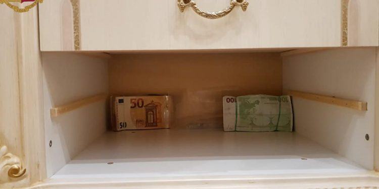 Perquisita l’abitazione di una 47enne di Latina: sequestrati droga, denaro e preziosi