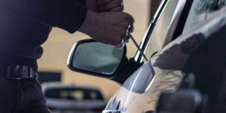 Latina, si aggiravano tra le auto in sosta con arnesi da scasso: denunciata una coppia