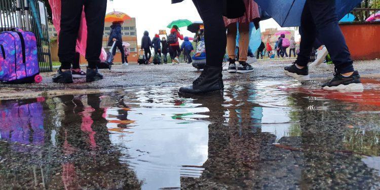 Pioggia e misure anti-Covid: la straziante situazione al plesso scolastico di Borgo Faiti a Latina