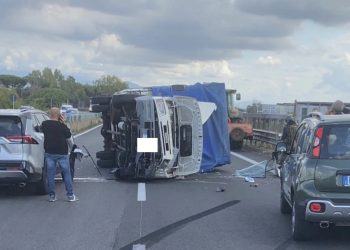 Schianto sulla Pontina: furgone si ribalta, due persone ferite