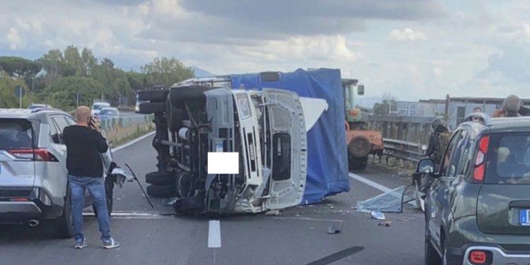 Schianto sulla Pontina: furgone si ribalta, due persone ferite