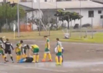 Latina: portiere di 16 anni perde i sensi in campo, la società: “E’ sveglio e cosciente” Il video dello scontro