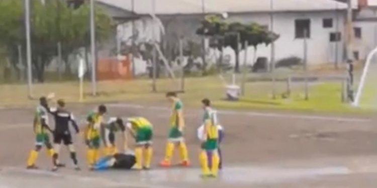 Latina: portiere di 16 anni perde i sensi in campo, la società: “E’ sveglio e cosciente” Il video dello scontro