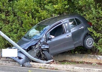 Latina, auto sbanda e finisce su siepi e marciapiede VIDEO