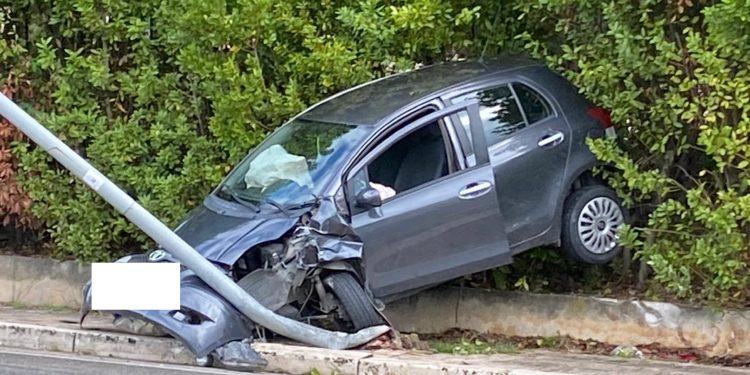 Latina, auto sbanda e finisce su siepi e marciapiede VIDEO