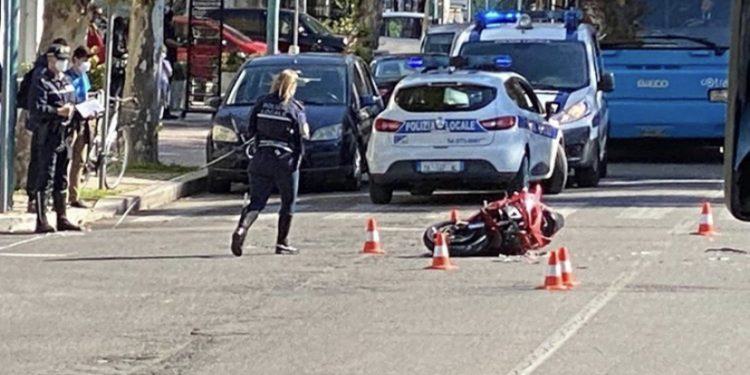 Moto contro auto a Latina: ferito un giovane di 17 anni