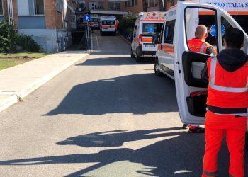 Posti esauriti al Goretti, coda di ambulanze da ore coi malati Covid VIDEO
