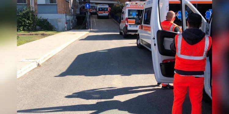 Posti esauriti al Goretti, coda di ambulanze da ore coi malati Covid VIDEO
