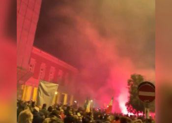 Nuovo Dpcm, la protesta dei commercianti in Piazza del Popolo a Latina DIRETTA VIDEO