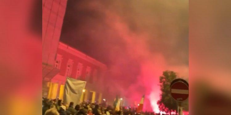 Nuovo Dpcm, la protesta dei commercianti in Piazza del Popolo a Latina DIRETTA VIDEO