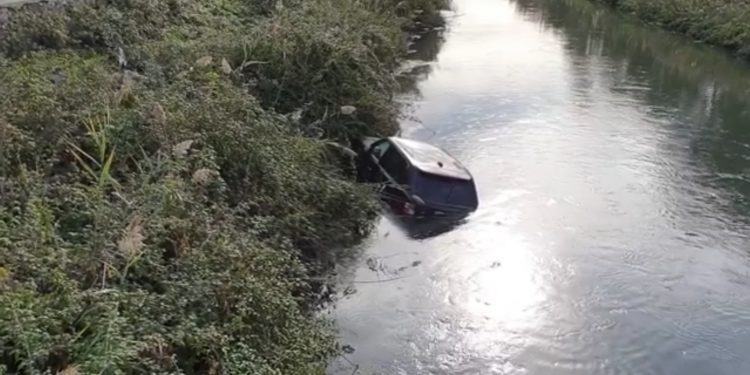 Scontro sull’Appia a Pontinia: auto finisce la sua corsa nel canale VIDEO