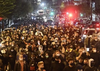 In migliaia per strada a Napoli contro De Luca, il coprifuoco e il lockdown VIDEO