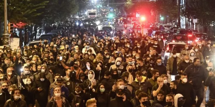 In migliaia per strada a Napoli contro De Luca, il coprifuoco e il lockdown VIDEO