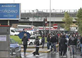 Lockdown ad Arzano, cittadini e commercianti esasperati scendono in strada VIDEO