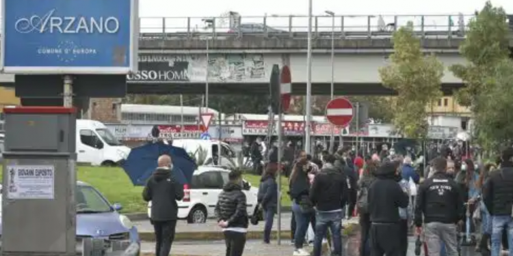 Lockdown ad Arzano, cittadini e commercianti esasperati scendono in strada VIDEO