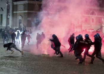 Roma come Napoli: nella notte protesta contro il “coprifuoco” VIDEO