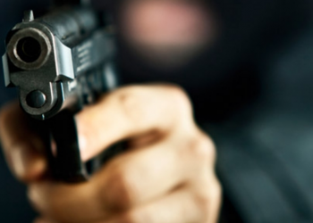 Lite in strada a Latina, spunta una pistola: denunciato un uomo del capoluogo