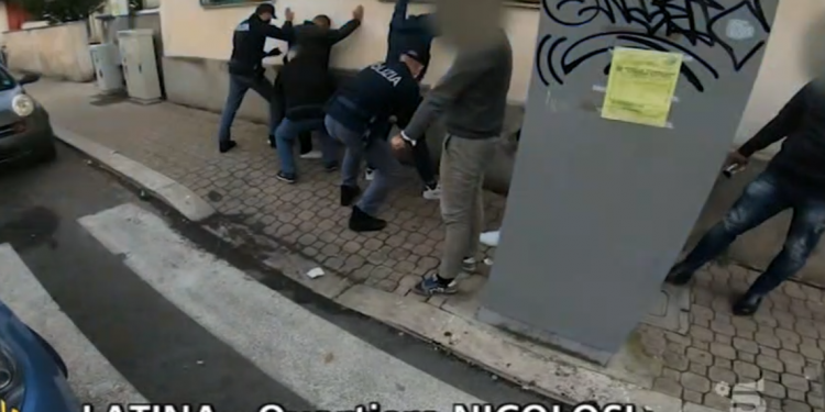 Latina, la Polizia arresta 3 spacciatori dopo il servizio di “Striscia la Notizia” VIDEO
