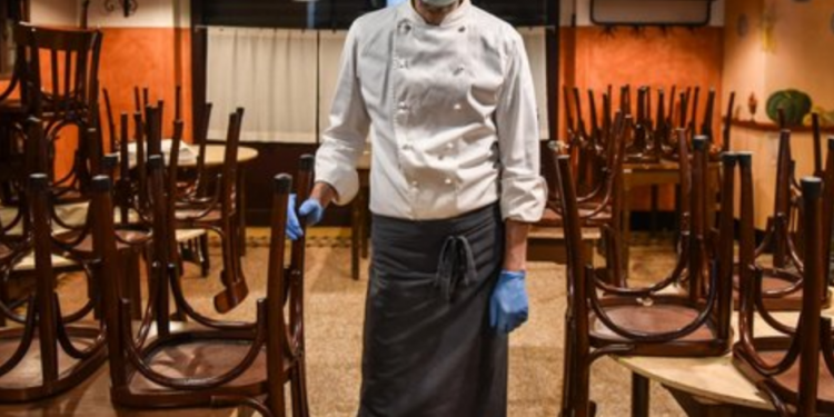 Covid, ristoratori in piazza a Latina contro il nuovo Dpcm